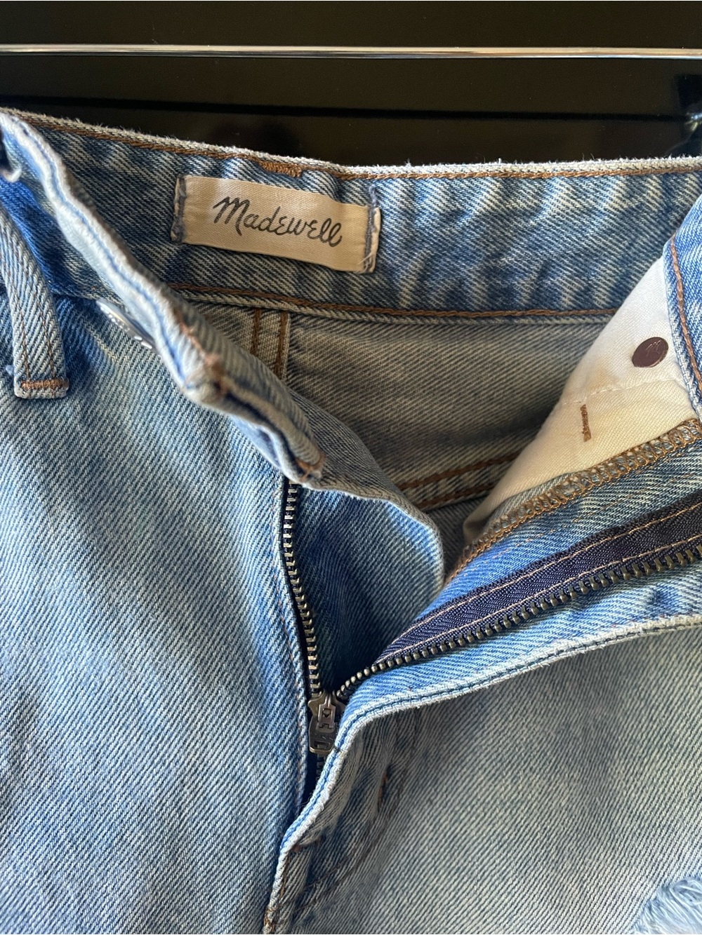 Madewell Relaxed Denim Shorts in Distressed Light Blue Wash, size 24 - Picture 4 of 5